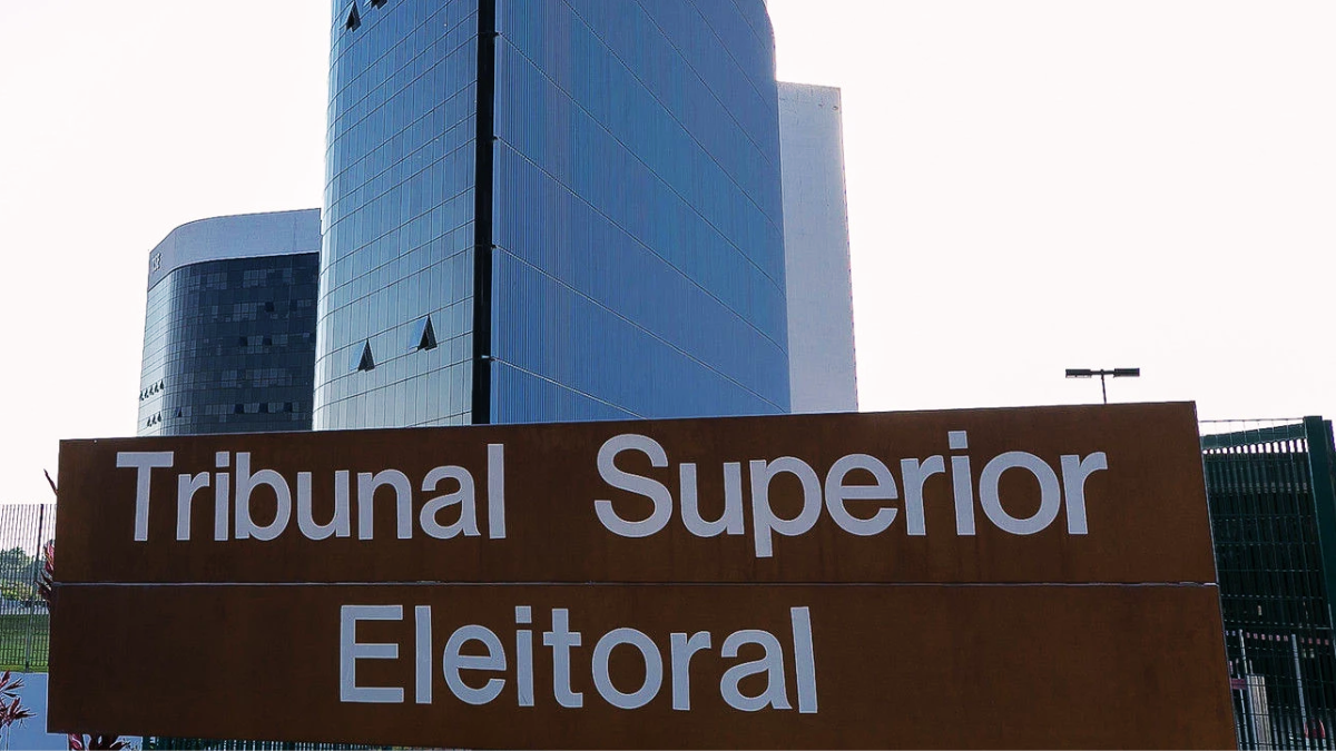 Eleições 2026 voto em trânsito: prédio do Tribunal Superior Eleitoral (TSE) com placa “Tribunal Superior Eleitoral”, em imagem externa ao ar livre.