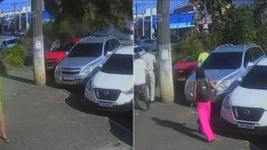 Árvore cai sobre carro em Itanhaém: Árvore caiu sobre carro em Itanhaém: pai e filho são vistos em frente a veículos danificados na rua, após a queda da árvore, em imagens de vídeo