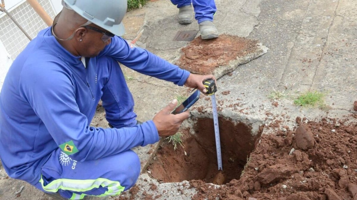 obra da rede de abastecimento de água: Técnico em obra com escavação na rua instala tubulação na rede de abastecimento de água durante troca de infraestrutura em Piracicaba, preparando atendimento na Vila Independência.