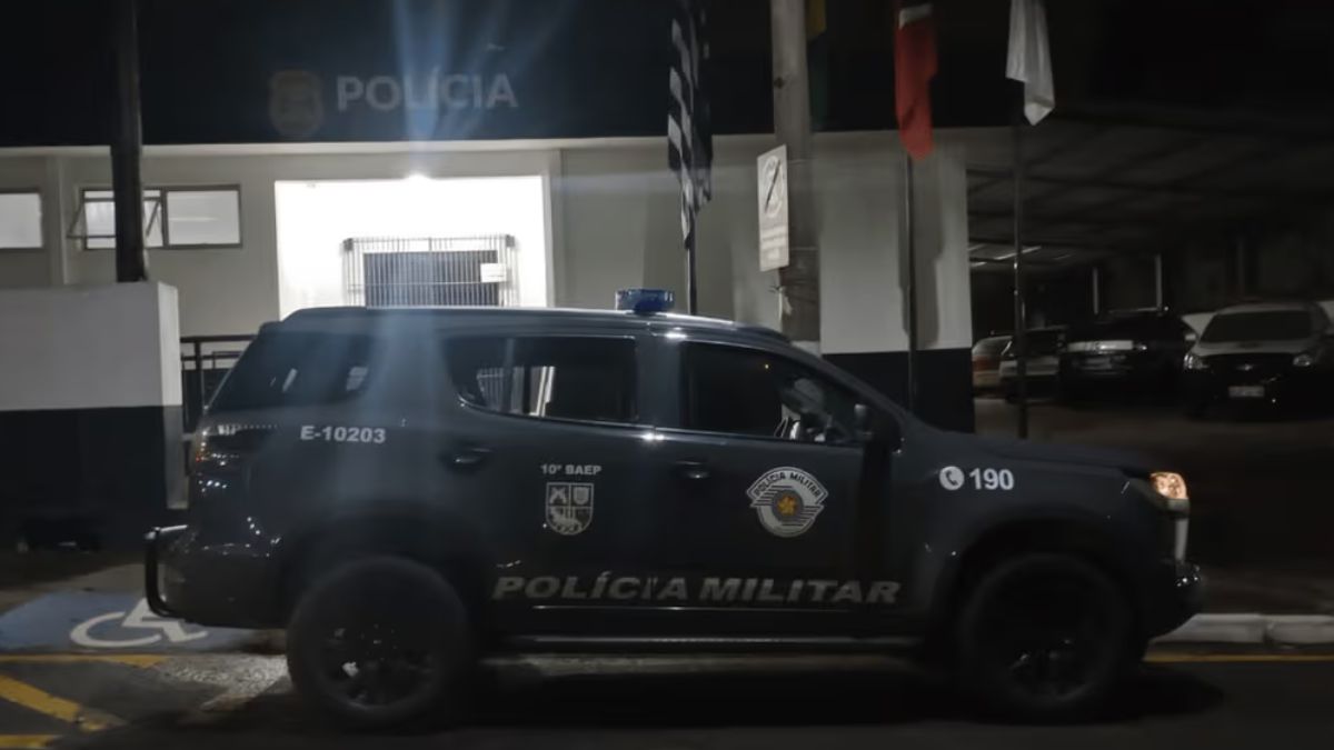 Viatura da Polícia Militar estacionada à noite em local de ocorrência, com o texto “POLÍCIA MILITAR” no carro. Procurado por estupro de vulnerável, professor de jiu-jitsu é preso em Monte Mor.