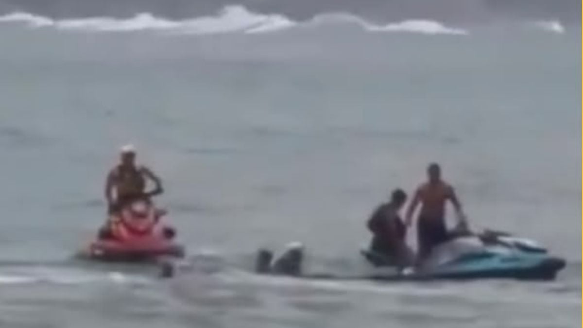 Resgate mulher afogamento Guarujá: guarda-vidas entra no mar e salva uma mulher, enquanto uma moto aquática ajuda na operação de socorro na praia do Guarujá.