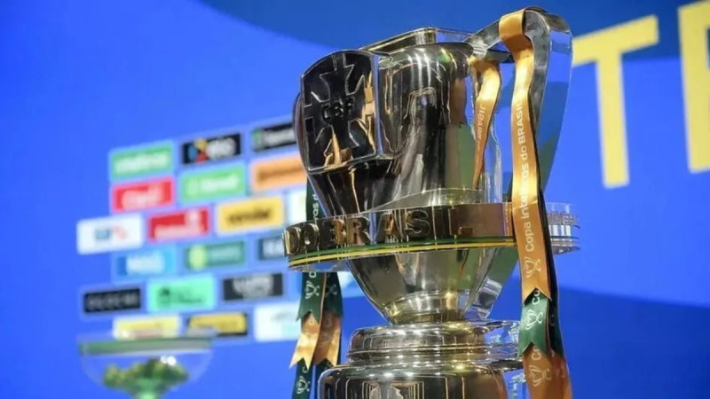 Copa do Brasil 2026: troféu da competição em destaque com fundo azul e blocos de informações, destacando os confrontos das quartas de final.