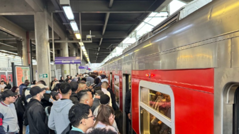 CPTM em operação com velocidade reduzida após falha no sistema de energia, com passageiros aguardando e trem em plataforma em estação ferroviária.