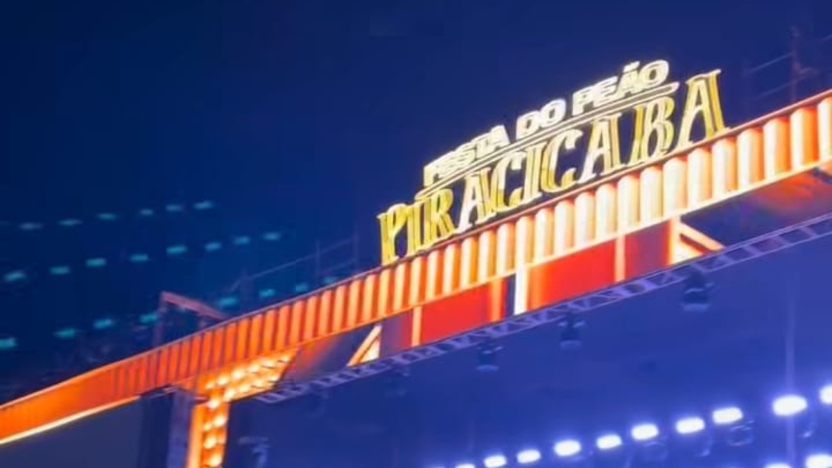 Festa do Peão em Piracicaba em destaque com o letreiro de Piracicaba no palco, iluminação noturna e clima de rodeio ao fundo.