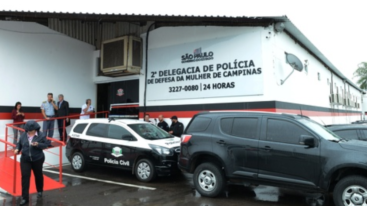 Mulher com criança ao lado foge e busca ajuda em frente à 2ª Delegacia de Polícia de Defesa da Mulher em Campinas, relacionada a violência doméstica em Campinas.