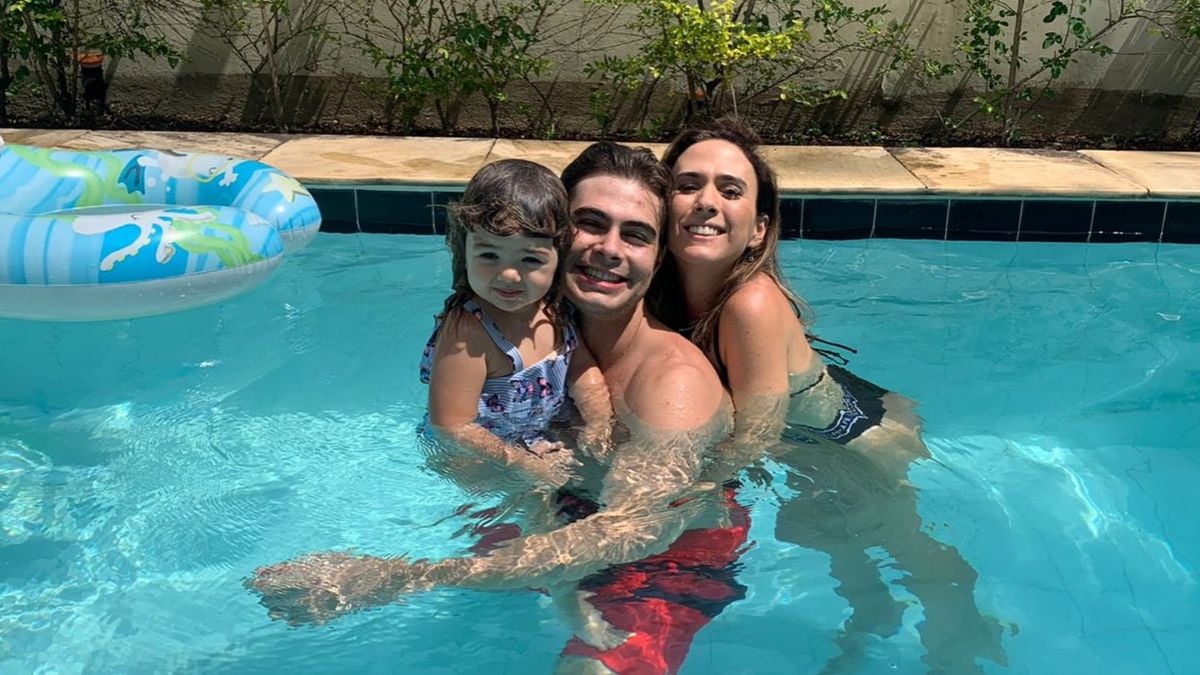 Rafael Vitti se declara a Tatá Werneck em foto com o casal na piscina, abraçando a filha; mensagem sobre a vontade de ter outro filho.