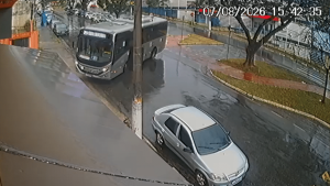 ônibus bate contra padaria em Campinas: Câmera de segurança mostra ônibus descontrolado em Campinas, deslizando em pista com óleo e colidindo contra uma padaria, com carros ao redor e área isolada.