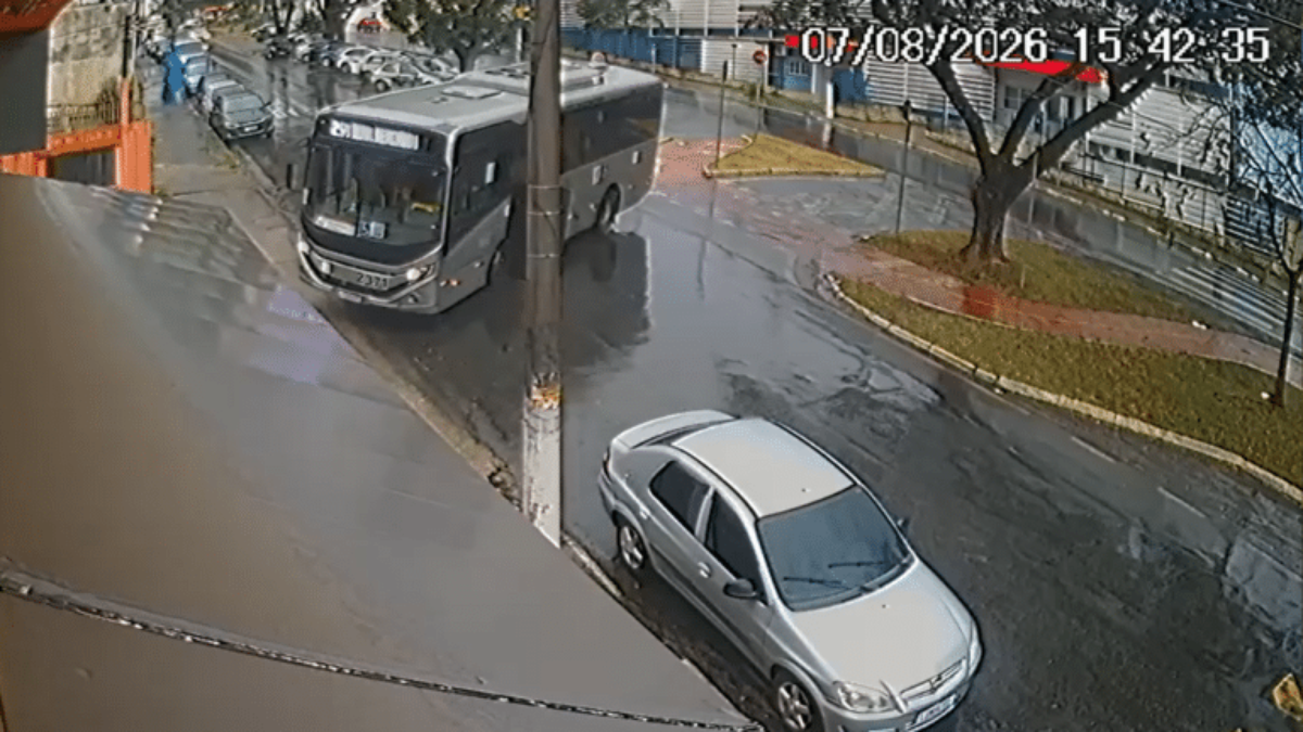 ônibus bate contra padaria em Campinas: Câmera de segurança mostra ônibus descontrolado em Campinas, deslizando em pista com óleo e colidindo contra uma padaria, com carros ao redor e área isolada.