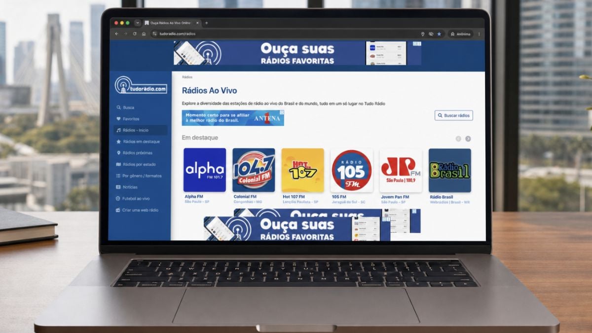 Raio-X do rádio brasileiro em um notebook, mostrando página com lista de rádios ao vivo e gêneros, com destaque para gêneros e formatos que dominam as emissoras