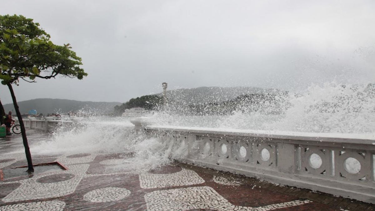 Foto destaque ressaca em Santos