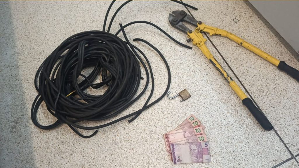 Fios elétricos cortados, ferramentas e cédulas encontradas em vistoria no sambódromo; Policiais registraram sinais de arrombamento, Foto: PM. Furto de fios no sambódromo de Santos.