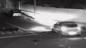 Câmera de segurança mostra carro atingindo motocicleta em via urbana durante ocorrência em Santa Bárbara d’Oeste; motorista foge após atropelamento e é preso.