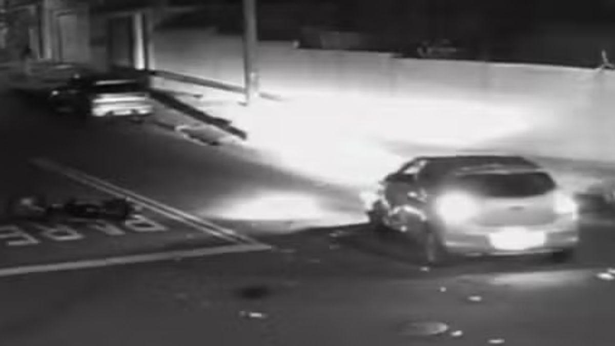 Câmera de segurança mostra carro atingindo motocicleta em via urbana durante ocorrência em Santa Bárbara d’Oeste; motorista foge após atropelamento e é preso.
