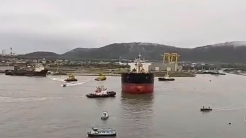 Navio trava no Porto de Santos e precisa de resgate