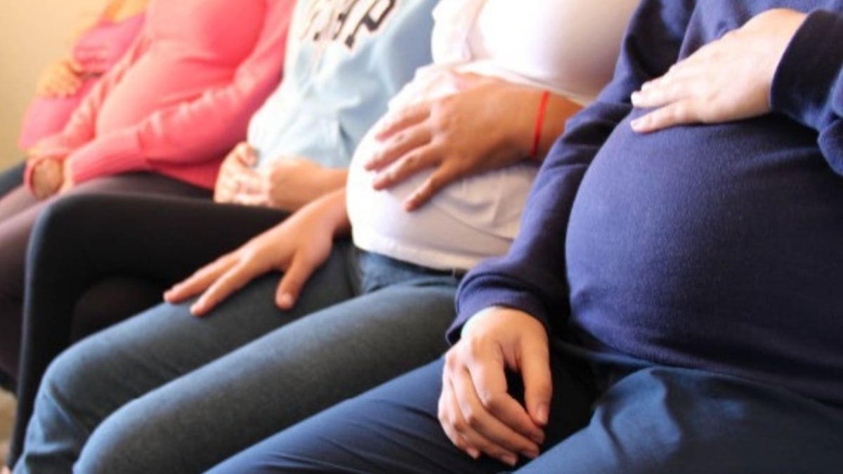 Gestação de alto risco: gestantes em ambiente doméstico, com mãos sobre a barriga, enquanto se discute como o benefício do INSS pode ser concedido sem carência