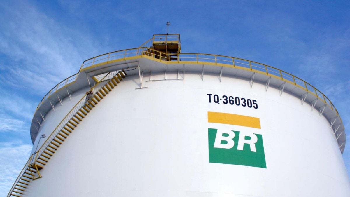 Transpetro: foto de uma grande torre industrial com logotipo “BR” e “TQ-360305” em destaque no topo, ilustrando notícia sobre concurso da empresa.