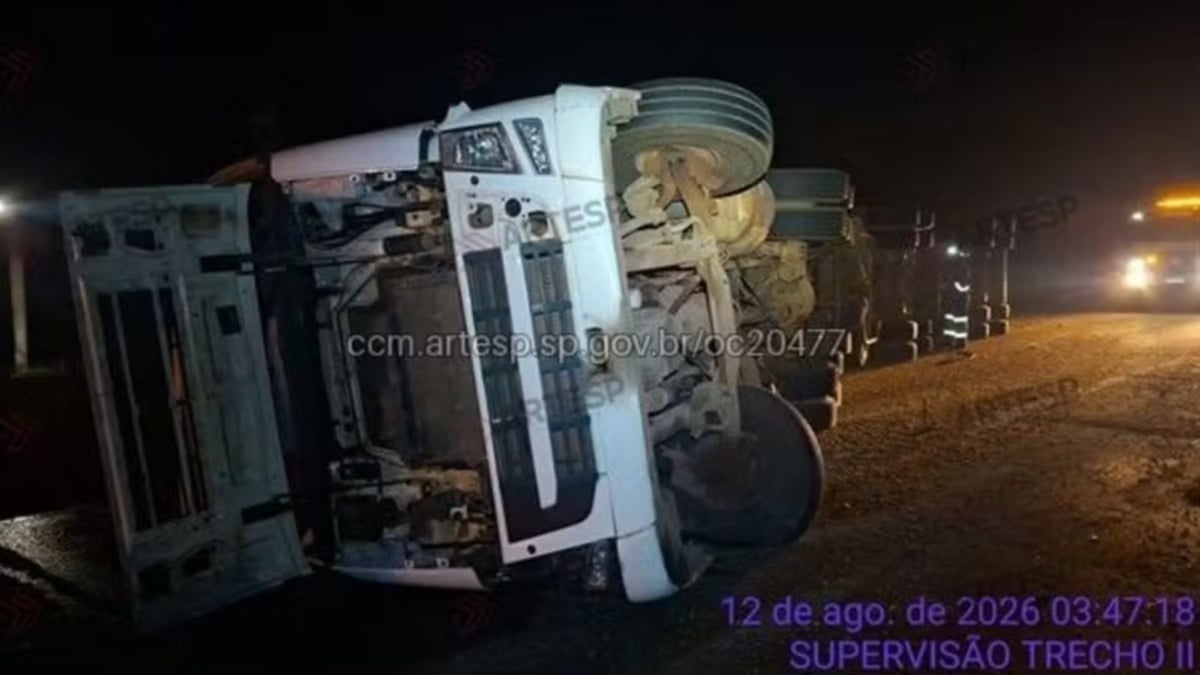 Rodovia Anhanguera: tombamento de carreta deixa motorista ferido em Americana, com caminhão capotado à noite em trecho da rodovia e equipes na via