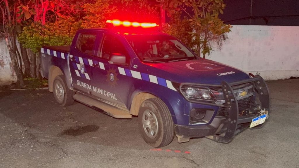cárcere e violência sexual em Campinas: Viatura da Guarda Municipal com iluminação vermelha e faixas no bairro, em cena de atendimento policial. Nota: foto reprodução.