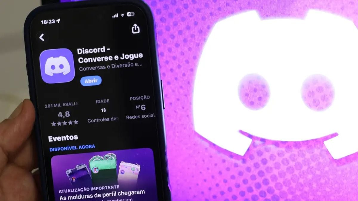 Celular exibindo o app Discord na tela, com interface roxa e ícone do game na parte superior, enquanto ao fundo aparece um rosto estilizado. Discord terá lives suspensas no Brasil após decisão da ANPD; entenda.