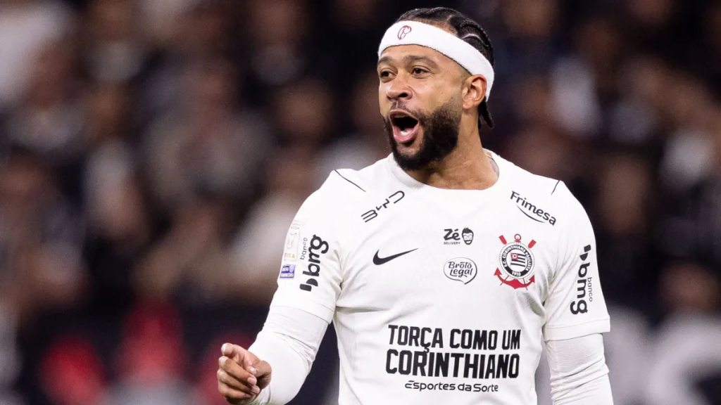 Memphis durante passagem pelo Corinthians, em foto do jogador em partida no estádio, usando camisa branca do clube e faixa na cabeça, com Rodrigo Coca / Ag. Corinthians