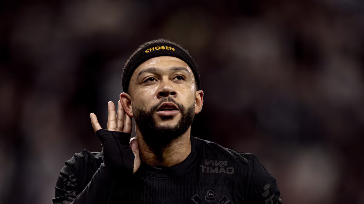 Memphis em campo, com a mão no ouvido, em imagem esportiva que destaca a possibilidade do jogador após ser descartado pelo Corinthians e poder atuar por outro clube no Brasil.