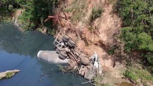 caminhão com concreto tomba em Campinas e cai dentro do Ribeirão Anhumas, com veículo acidentado fora da rodovia e equipes de resgate na margem
