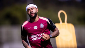 Craque Neto: Imagem esportiva com jogador em destaque usando camisa do Corinthians, em campo, com expressão séria durante partida sob iluminação noturna; contexto relacionado a Neto detona Memphis Depay após saída do Corinthians.