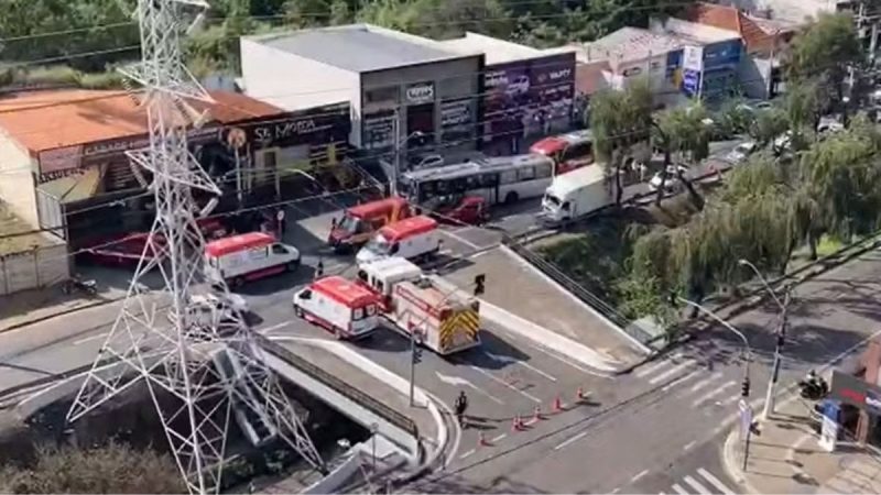 Câmeras mostram atendimento e veículos envolvidos em acidente: ônibus perde controle e bate em 7 veículos em Campinas, com ambulâncias e trânsito interrompido na via.