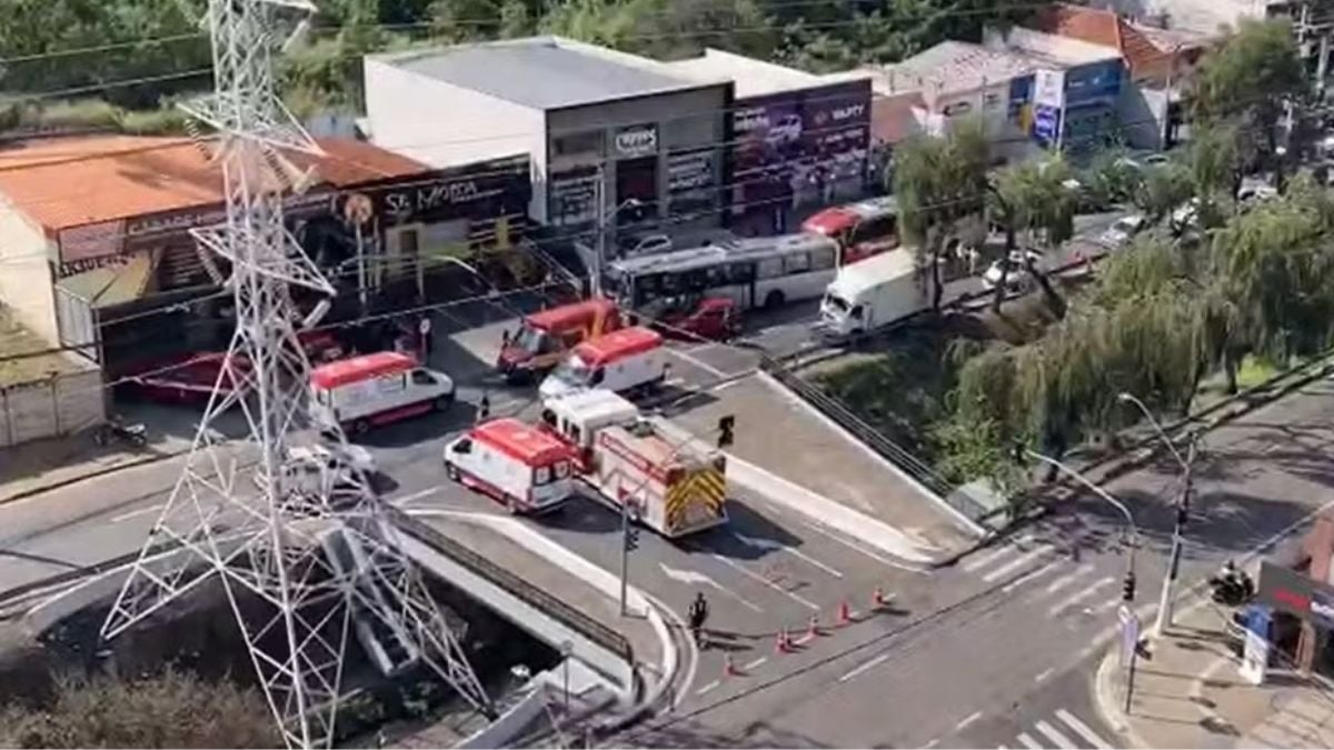 Acidente com sete veículos em Campinas: aeronaves de resgate e ambulâncias atendem ocorrências na via, com carros e equipes no local próximo a uma estrutura elevada.