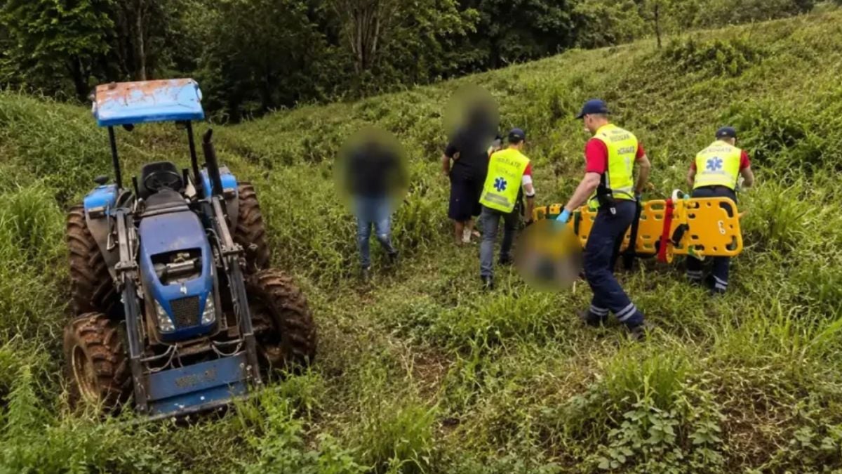 Equipes de resgate em área rural com veículo e paramédicos ao lado de um equipamento usado no trabalho, após acidente de trabalho em Serra Negra, com vítima atendida.