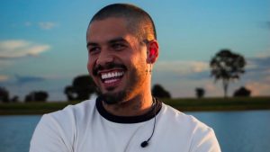 Zé Felipe aparece sorrindo em ambiente ao ar livre ao pôr do sol, enquanto fala sobre requisitos para um novo relacionamento com “Sem pressa e com respeito”.