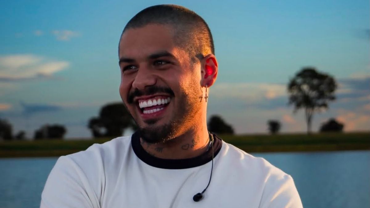 Zé Felipe aparece sorrindo em ambiente ao ar livre ao pôr do sol, enquanto fala sobre requisitos para um novo relacionamento com “Sem pressa e com respeito”.