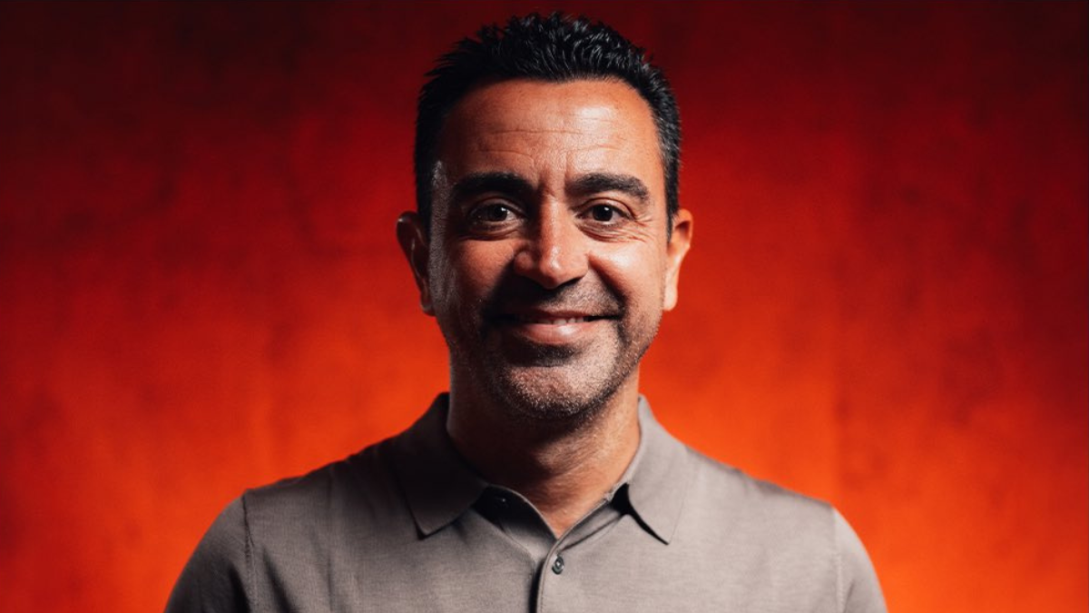 Xavi, ex-treinador do Barcelona, aparece em foto de divulgação com camisa social em fundo vermelho, em anúncio como novo técnico da Holanda para a Copa de 2030.