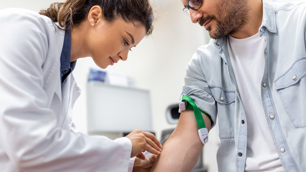 doação de sangue: profissional de saúde realiza a coleta de sangue em um homem durante campanha de doação, destacando novas regras para doadores após os 70 anos