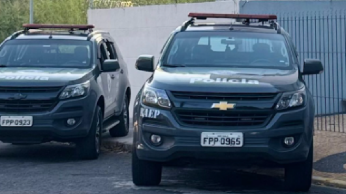 Operação Dominus: viaturas policiais da Polícia Civil estacionadas na entrada de um local, com dois carros caracterizados em Campinas durante operação que cumpre mandados e prende envolvidos por fraude de imóveis.
