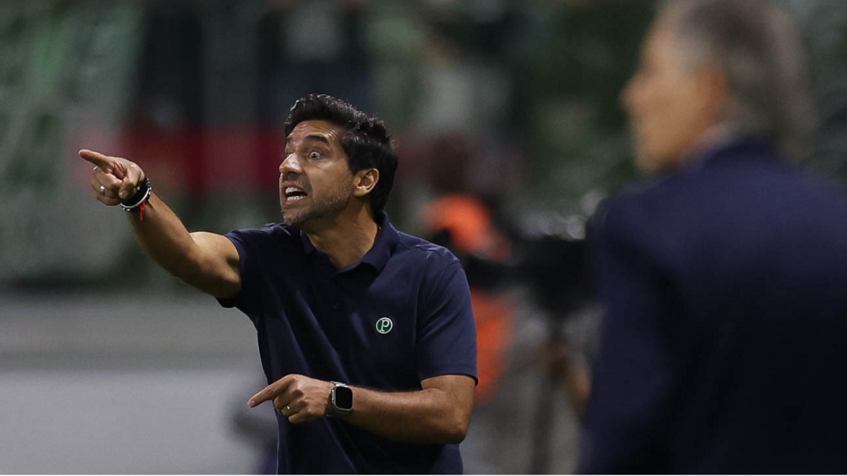 Abel Ferreira técnico do Palmeiras em campo, gesticulando com o braço e o dedo enquanto reage durante partida, em imagem de reportagem sobre recado à torcida.