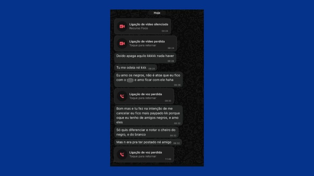 Print de mensagem de áudio com conversa racista sobre “cheiro de preto”, envolvendo injúria racial em São Vicente, exibido em tela azul com fundo escuro.