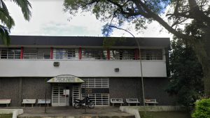 Homem agride mãe em delegacia de Cubatão: fachada de delegacia de polícia em Cubatão com portão e motocicleta em frente.
