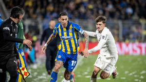 Corinthians em ação na Libertadores, com jogador do time azul e amarelo em disputa de bola e outro atleta adversário durante partida contra o Rosario Central.