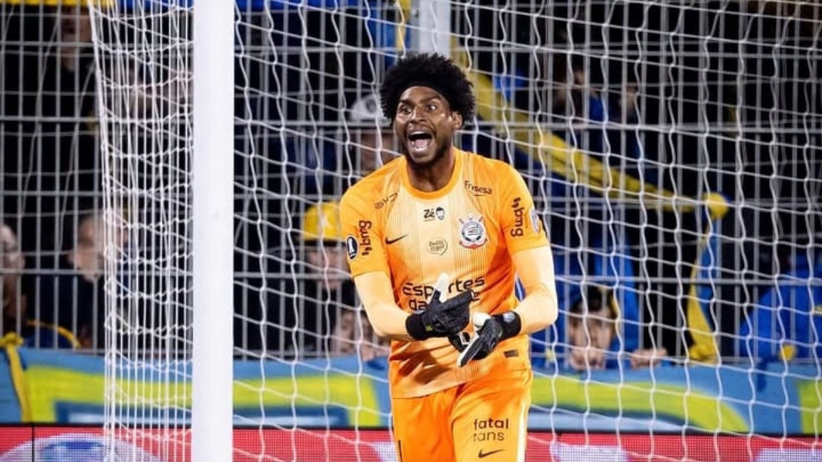 Jogador do Corinthians em campo durante jogo na Argentina, em meio à repercussão de ataques racistas e a declaração de repúdio ao Hugo Souza, que aparece como tema da notícia.