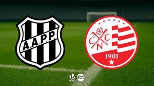 Imagem de confronto esportivo com os escudos da Ponte Preta e do Náutico em campo de futebol, com indicação de transmissão do jogo. Ponte Preta x Náutico: onde assistir ao vivo, horário e escalações.