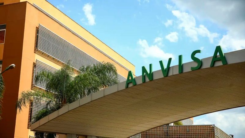 Sede da Anvisa, com a palavra ANVISA em destaque na fachada, remetendo à Anvisa proíbe chá e medicamentos com promessas de efeito emagrecedor.