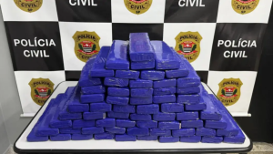 Polícia Civil apreende drogas em Campinas: grande quantidade de maconha prensada em tabletes azuis apreendida em operação, com fundo de identificação da Polícia Civil.