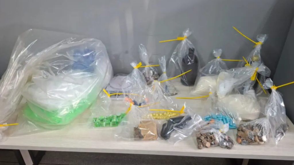 Policiais apreenderam drogas preparadas para comercialização, além de um revólver calibre .38 e munições. Foto: Deic