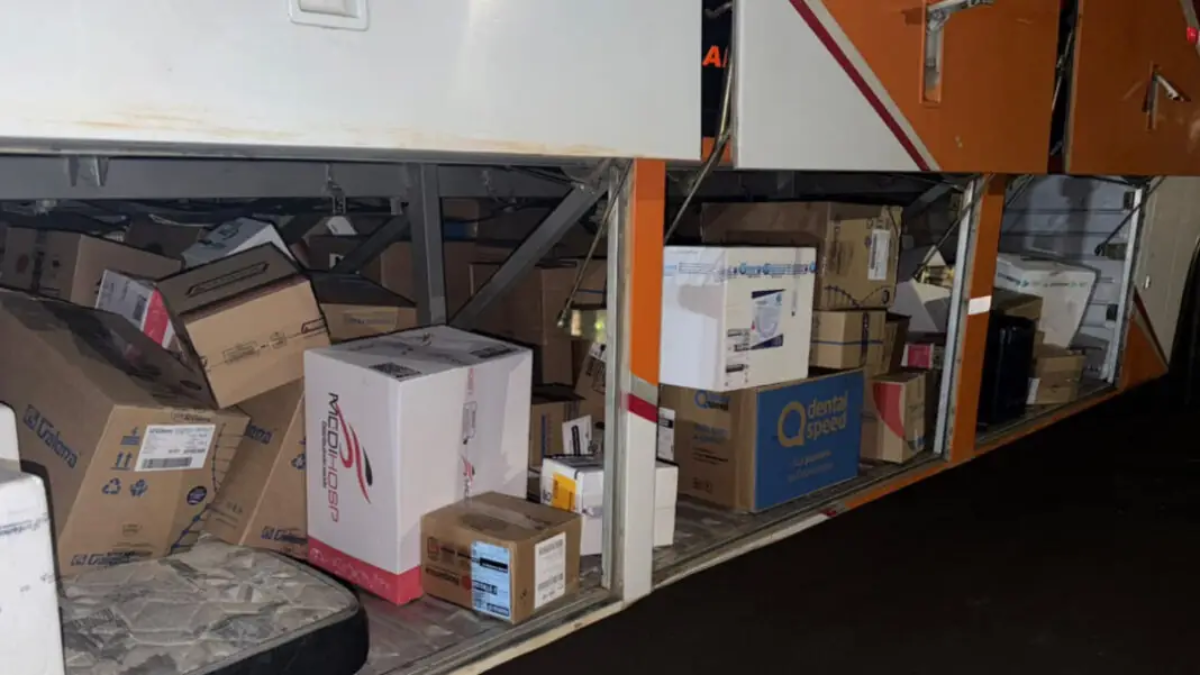 Roubo de carga de medicamentos em Campinas: cena de caminhão com caixas e remédios armazenados, com compartimento de carga e motorista mantido refém por cerca de uma hora.
