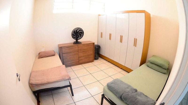 Quarto de uma residência inclusiva com camas e armários, ambiente claro e organizado, usado na inauguração em Piracicaba da segunda Residência Inclusiva para pessoas com deficiência.