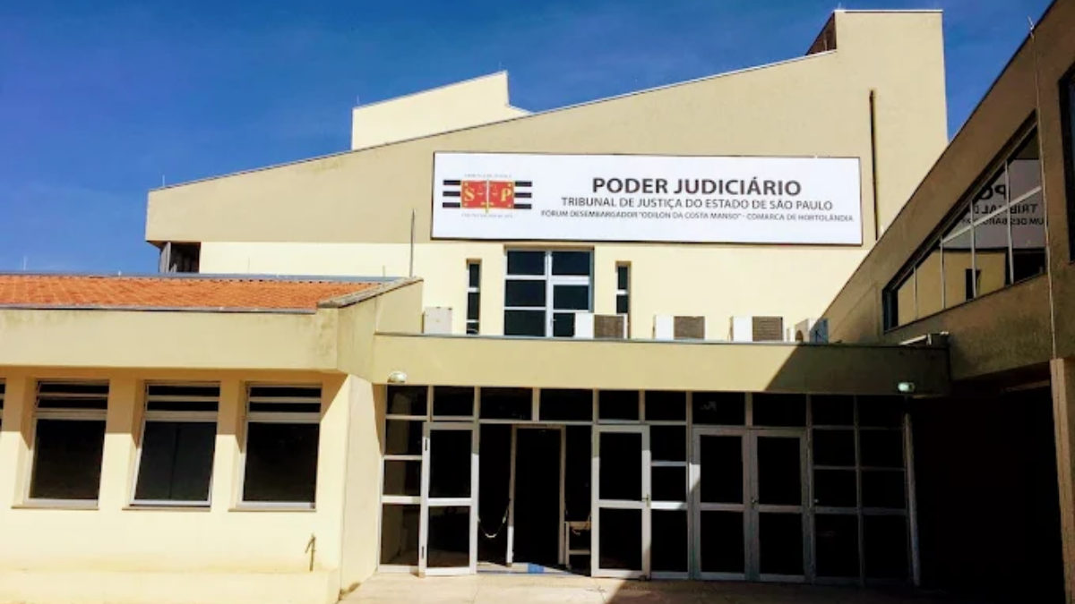 Fachada do prédio do Poder Judiciário, com placa do Tribunal de Justiça do Estado de São Paulo, ilustrando a notícia sobre ex-servidor de Hortolândia condenado por apresentar atestados falsos.