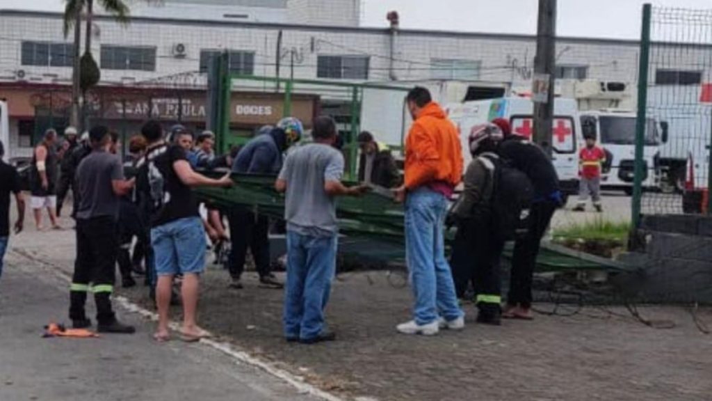 Carreta bate em pilastra, que cai sobre homem e deixa vítima morta em Praia Grande - Foto: Praia Grande Mil Grau