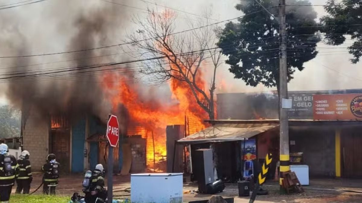 Incêndio atinge barracão de madeireira e interdita via em Campinas