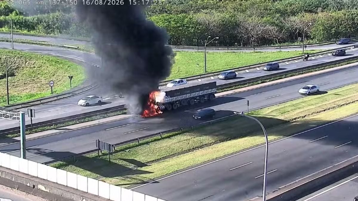 Carreta pega fogo após pane e interdita pista da D. Pedro I, em Campinas